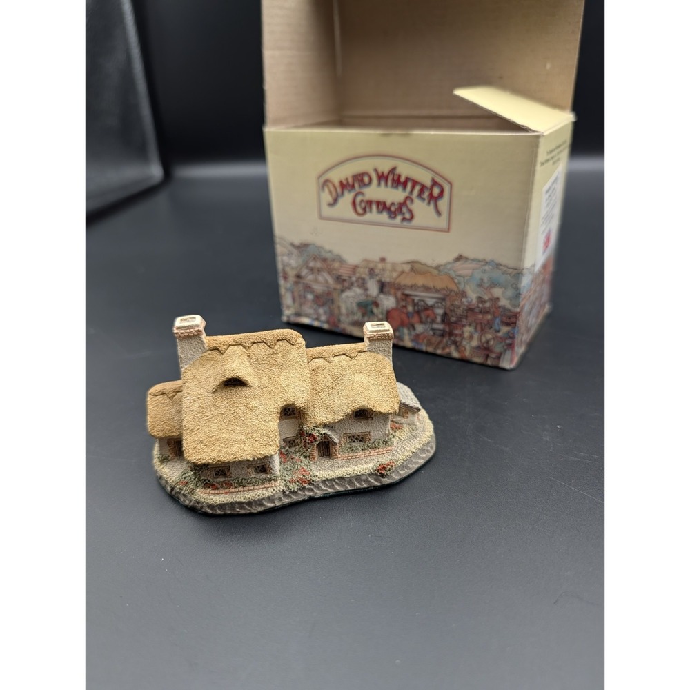 David Winter Cottages  Yeomans Farmhouse Hand Painted Figurine Made in England